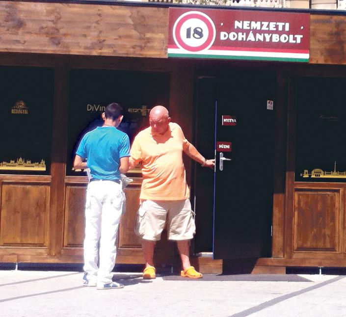 Csintalan Sándor fiataloknak vett cigit a Westend előtt álló bódénál