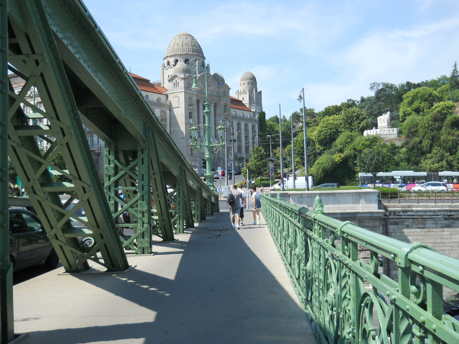 Ki szaratja a lovát a Szabadság híd járdájára?