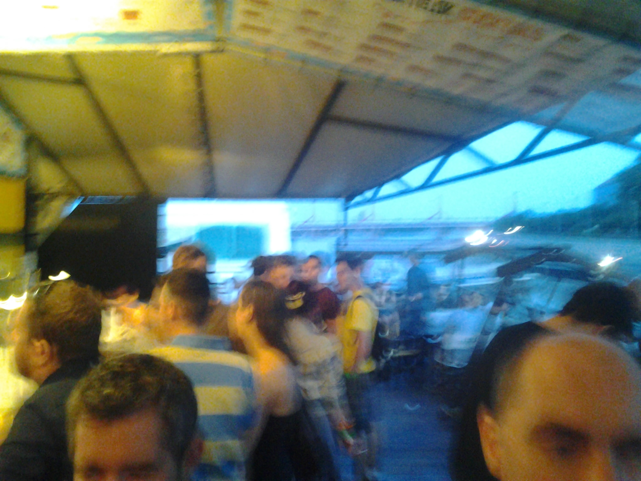 Rémes fotók Vadai Ágnesről és Budapest legfrankóbb koncertzenekaráról