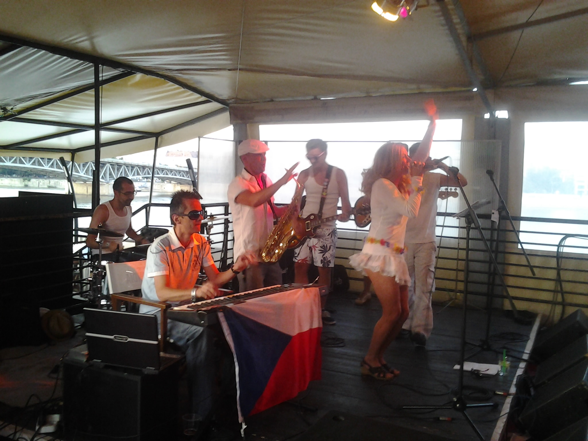 Illustration for article titled Rémes fotók Vadai Ágnesről és Budapest legfrankóbb koncertzenekaráról