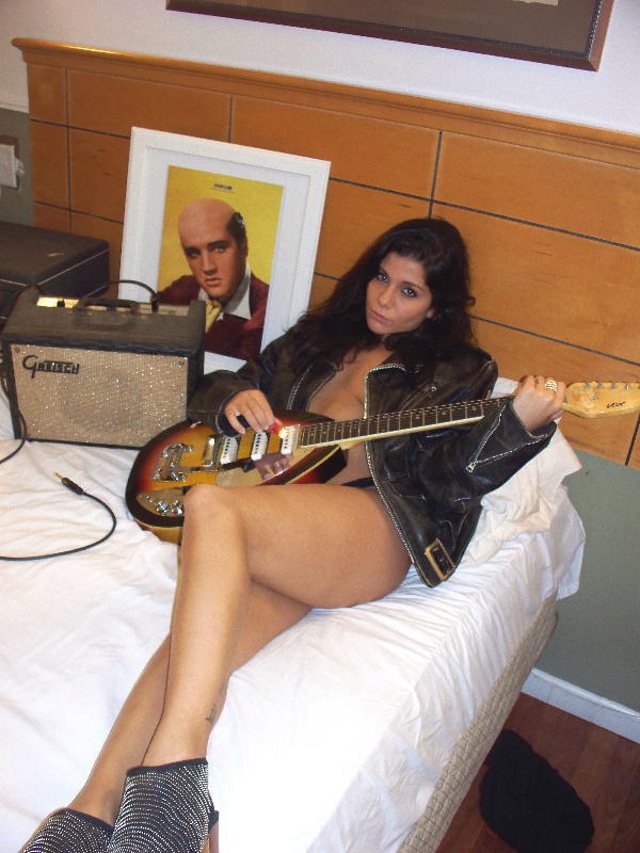 Illustration for article titled Legdögösebb gitárhirdetés az eBay-en pucér nővel és kopasz Elvisszel