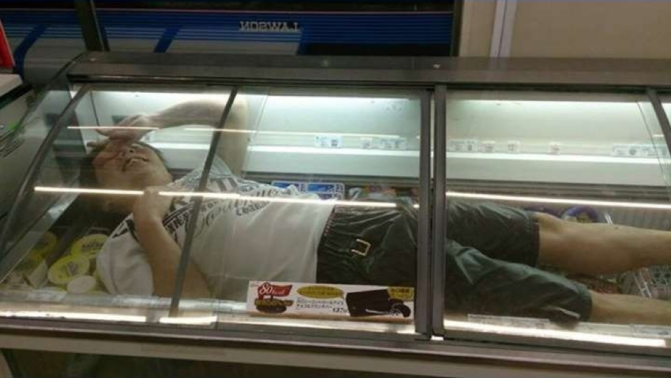 Egy Facebook-fotóért hempergett fagyiba a tulaj fia. Bezárták a boltot