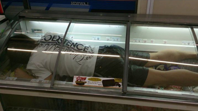 Illustration for article titled Egy Facebook-fotóért hempergett fagyiba a tulaj fia. Bezárták a boltot