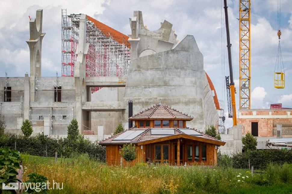 Így néz ki az épülő stadion Felcsúton, Orbán kertje végében