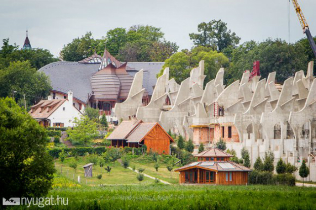 Illustration for article titled Így néz ki az épülő stadion Felcsúton, Orbán kertje végében