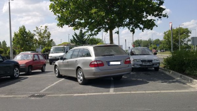 A hét parkolása a mosonmagyaróvári Tescónál