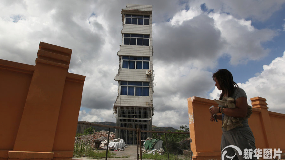 Egyetlen lépcsőháza áll még a hajmeresztő tömbháznak egy lakó miatt