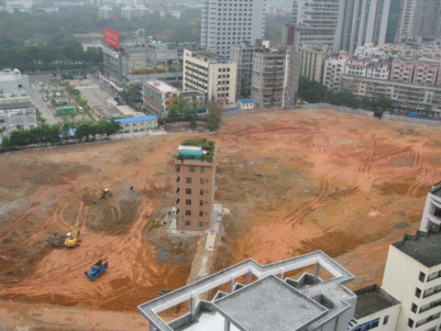 Illustration for article titled Egyetlen lépcsőháza áll még a hajmeresztő tömbháznak egy lakó miatt