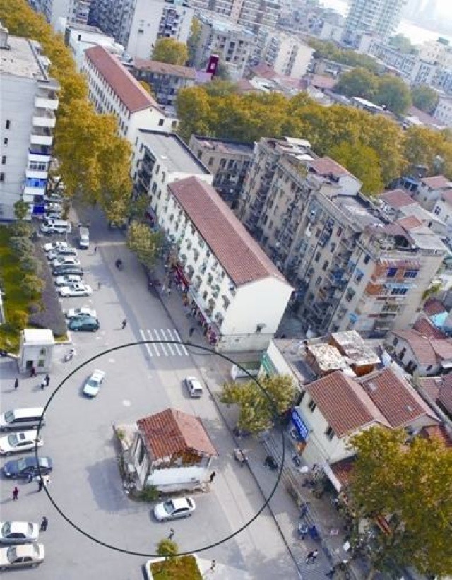 Illustration for article titled Egyetlen lépcsőháza áll még a hajmeresztő tömbháznak egy lakó miatt