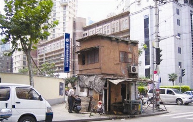 Illustration for article titled Egyetlen lépcsőháza áll még a hajmeresztő tömbháznak egy lakó miatt