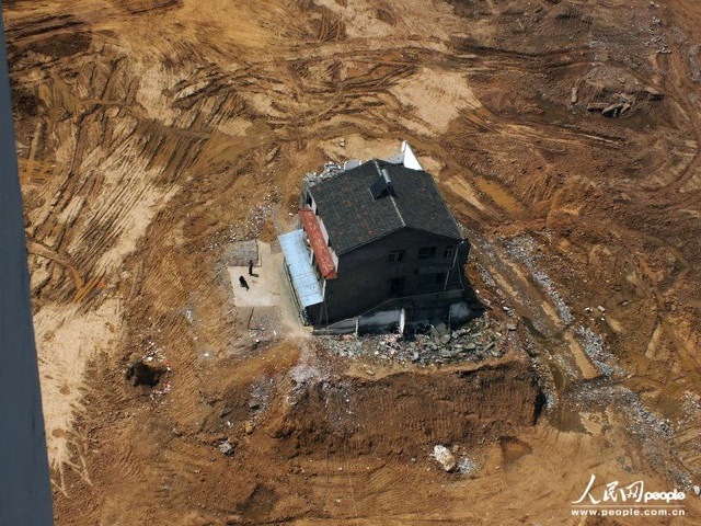 Illustration for article titled Egyetlen lépcsőháza áll még a hajmeresztő tömbháznak egy lakó miatt