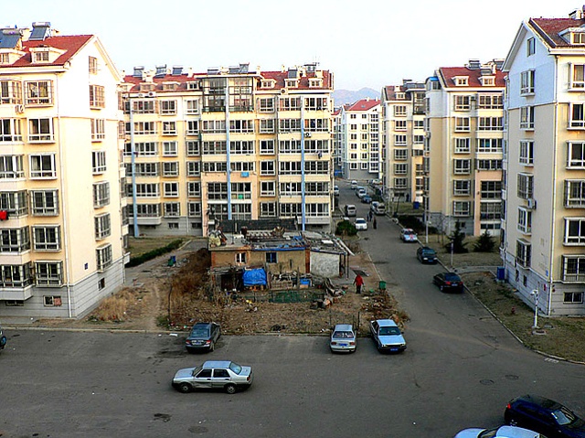 Illustration for article titled Egyetlen lépcsőháza áll még a hajmeresztő tömbháznak egy lakó miatt