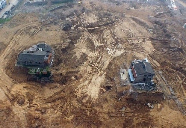 Illustration for article titled Egyetlen lépcsőháza áll még a hajmeresztő tömbháznak egy lakó miatt