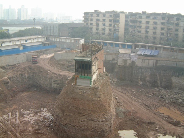 Illustration for article titled Egyetlen lépcsőháza áll még a hajmeresztő tömbháznak egy lakó miatt