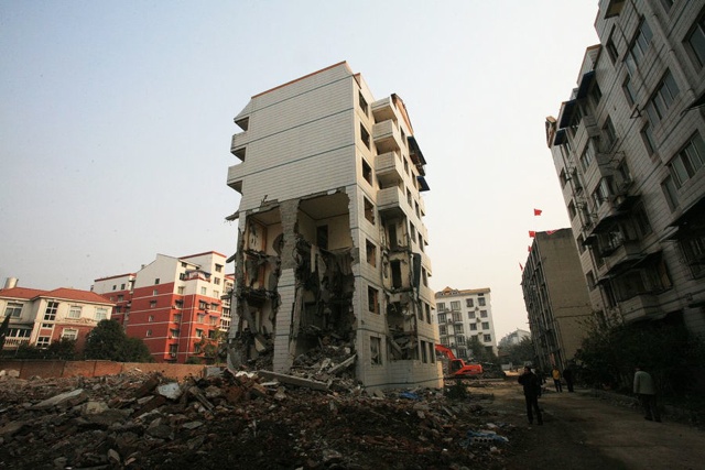 Illustration for article titled Egyetlen lépcsőháza áll még a hajmeresztő tömbháznak egy lakó miatt