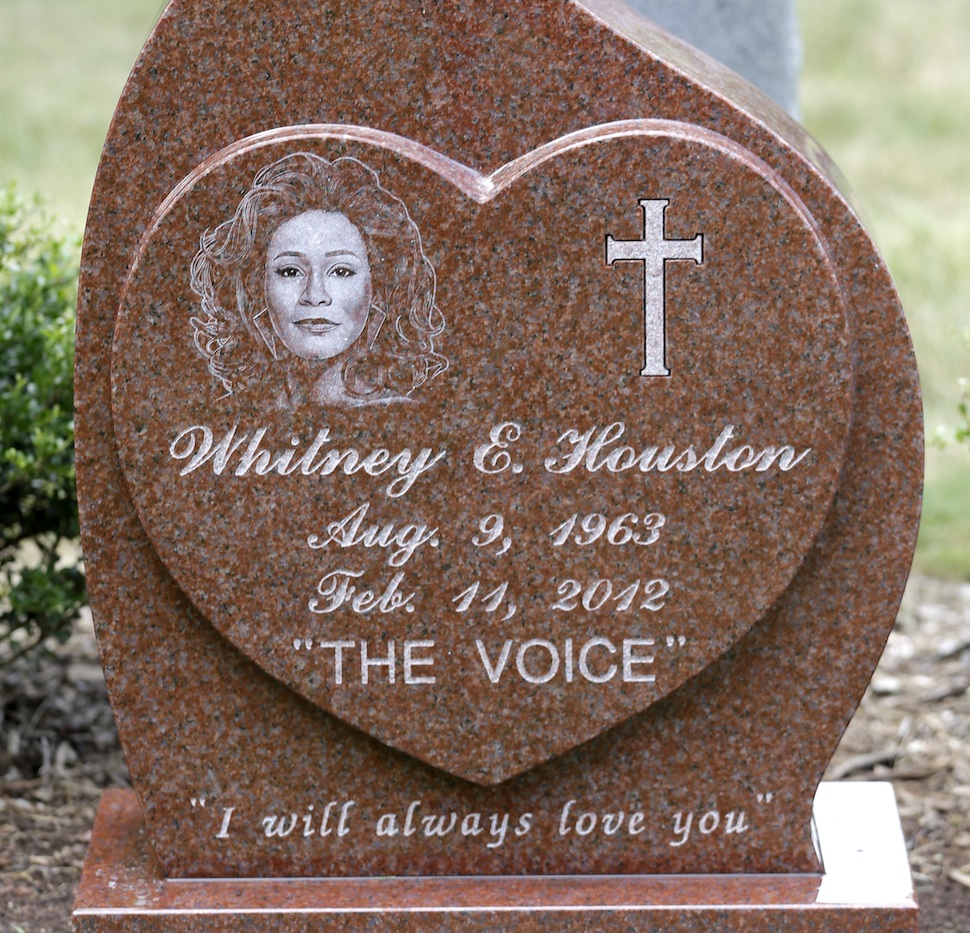 Sosem találjátok ki, hogy mit írtak Whitney Houston sírkövére
