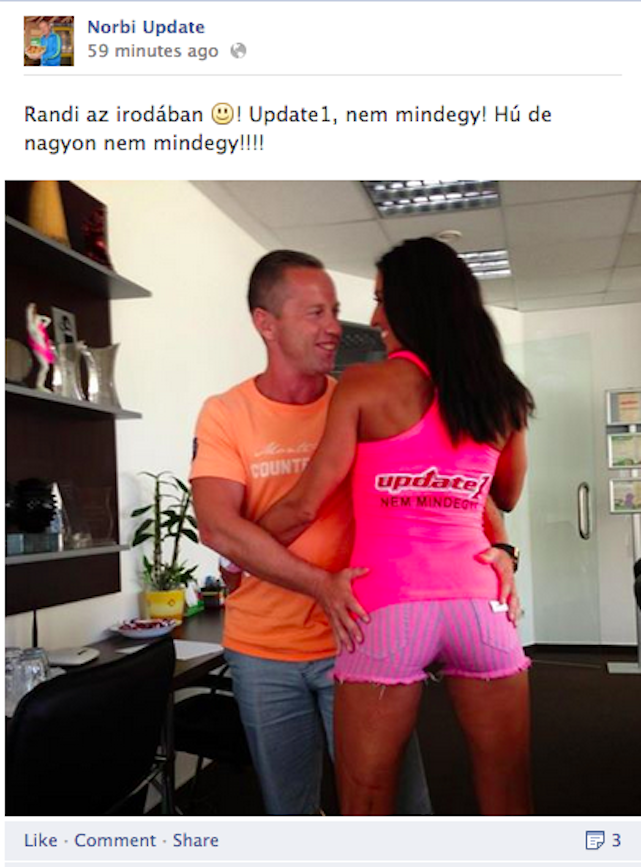 Norbi mindjárt kiposztolja, ahogy az íróasztalon dugnak?