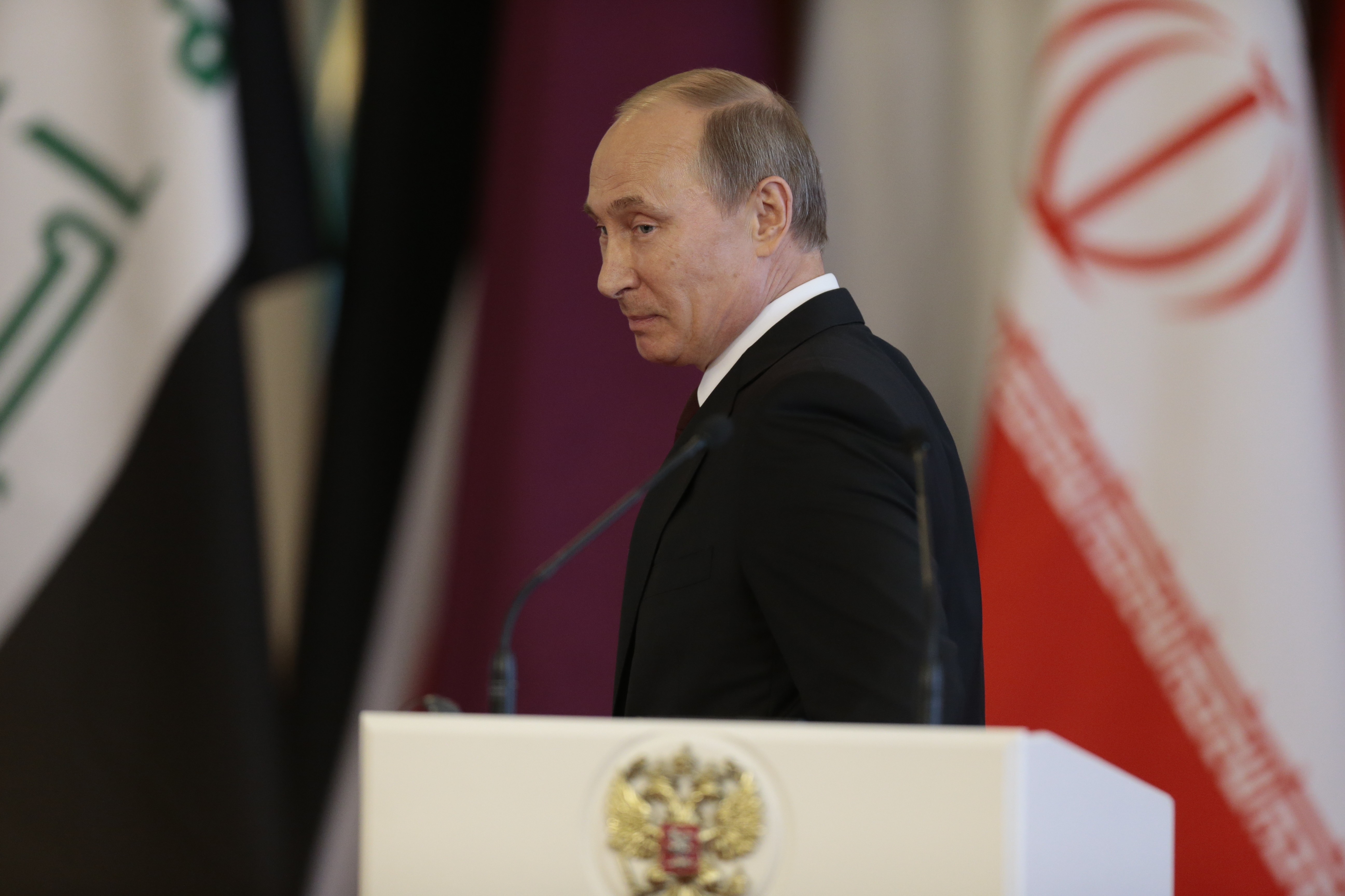 Edward Snowden bemegy Moszkvában a magyar Paprika boltba