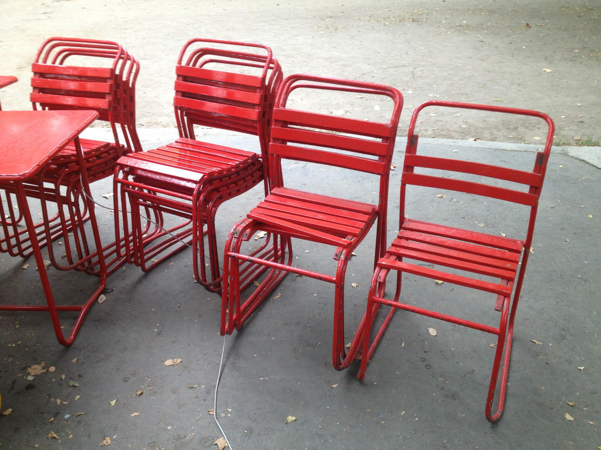 Ellopták a Pántlika piros székeit