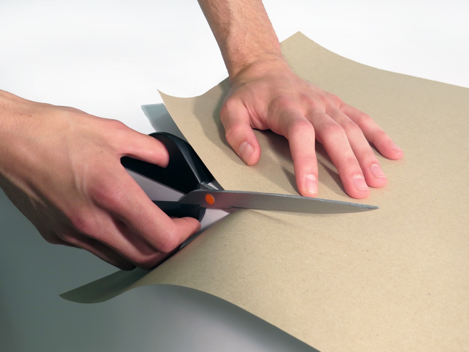 Illustration for article titled Magyar diák tervezte a mindig egyenesen vágó ollót