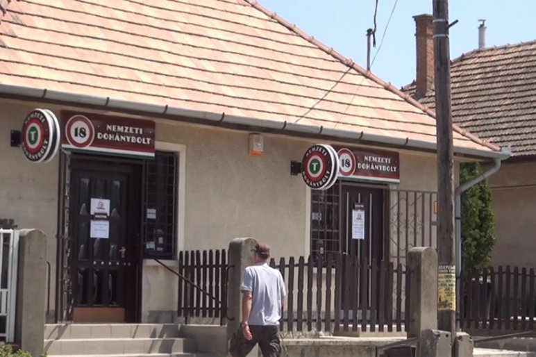 Megtámadta az ATV stábját a szalkszentmártoni trafikos