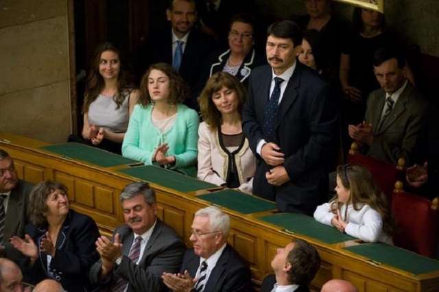 Melyik politikuslányt adják férjhez legközelebb?