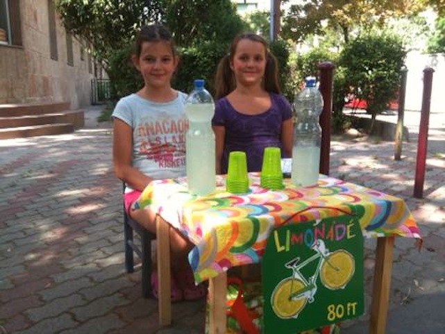 Cukiságriadó! Limonádét áruló kislányok a Fadrusz-Ulászló-sarkon!