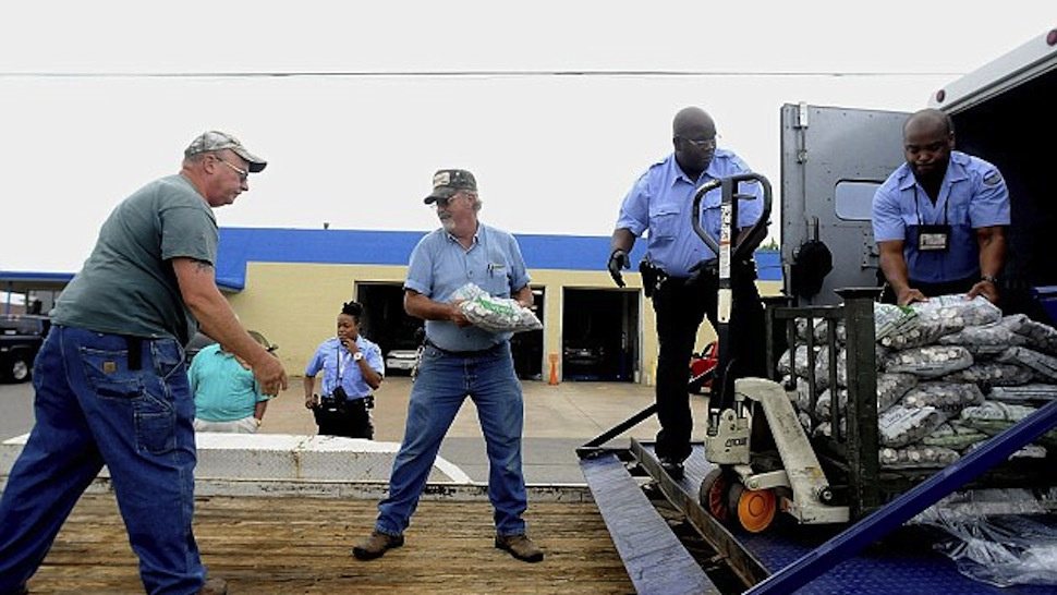 Bedühödött, és négy tonna apróban fizetett ki többszázezer dollárt