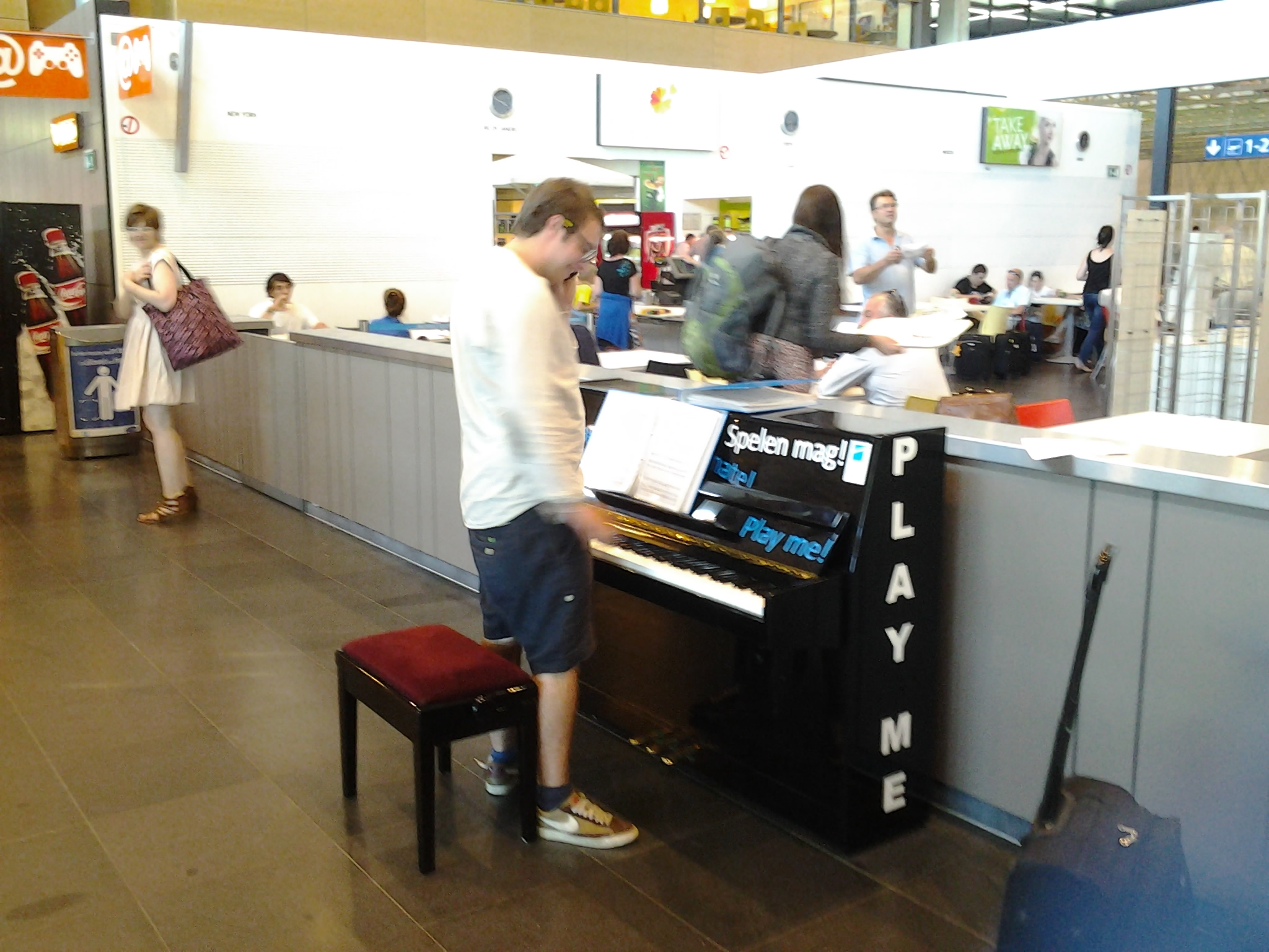 Egy zongorába botlottam a reptéren, amihez bárki odaülhet játszani