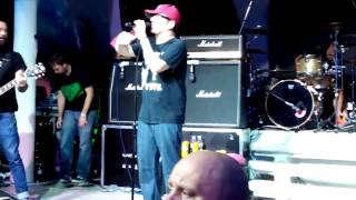 Majdnem megfojtották a híres amerikai zenészt egy amerikai zászlóval az oroszok