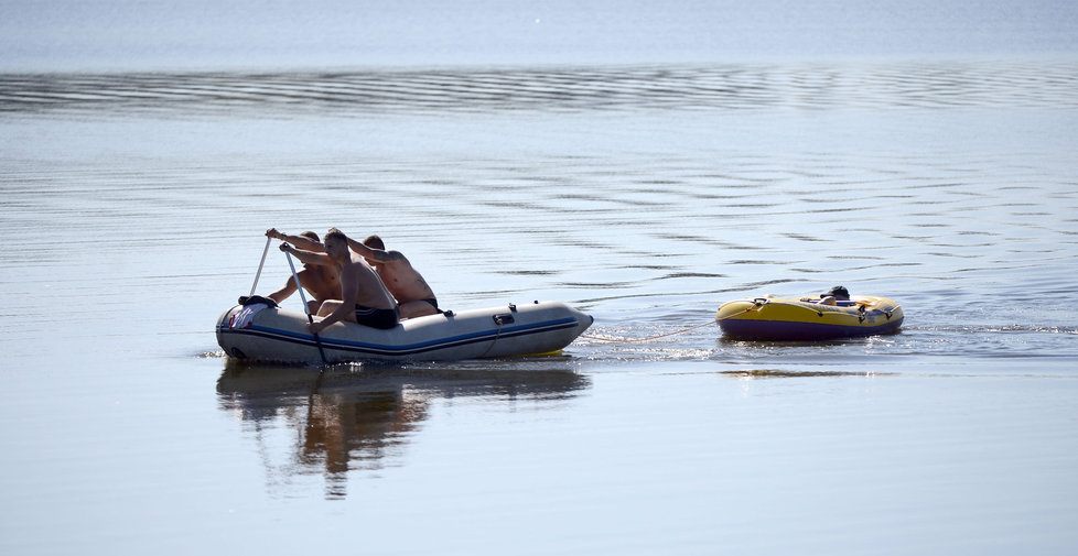 A cseh elnök úgy kikészült a gumicsónakban, hogy partra kellett vinni