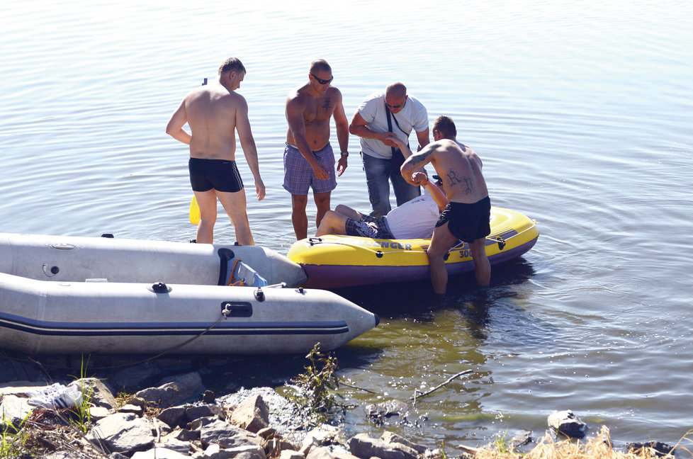 Illustration for article titled A cseh elnök úgy kikészült a gumicsónakban, hogy partra kellett vinni