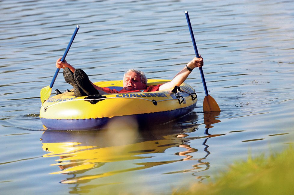 Illustration for article titled A cseh elnök úgy kikészült a gumicsónakban, hogy partra kellett vinni