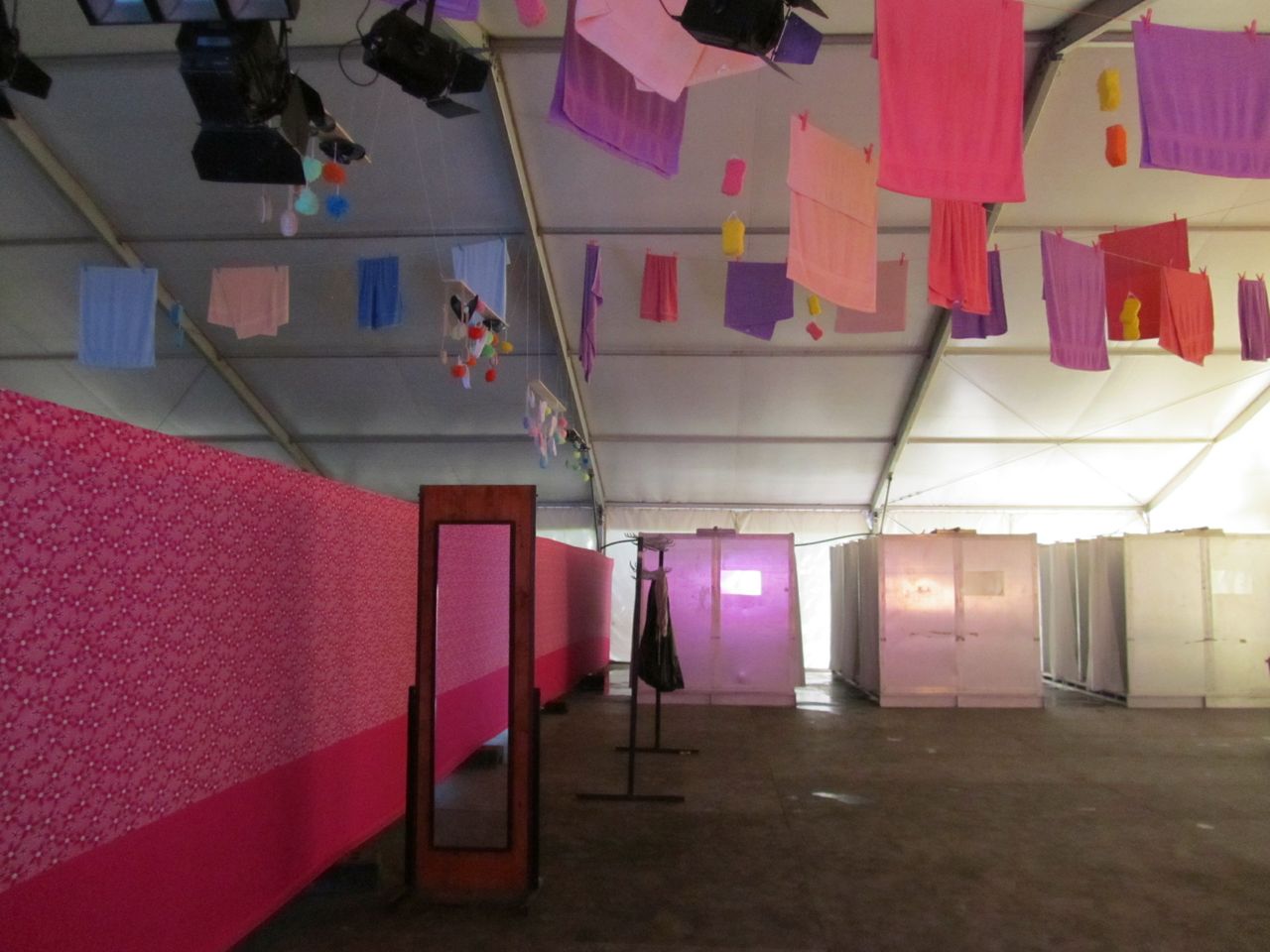 Illustration for article titled Hatalmas partizuhanyzó épült a Szigeten. Vajon lesz benne gruppenszex?