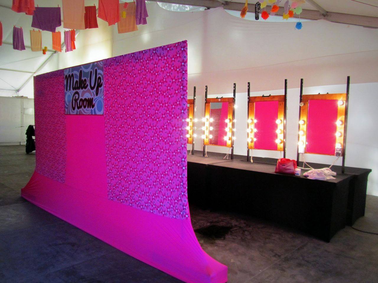 Illustration for article titled Hatalmas partizuhanyzó épült a Szigeten. Vajon lesz benne gruppenszex?