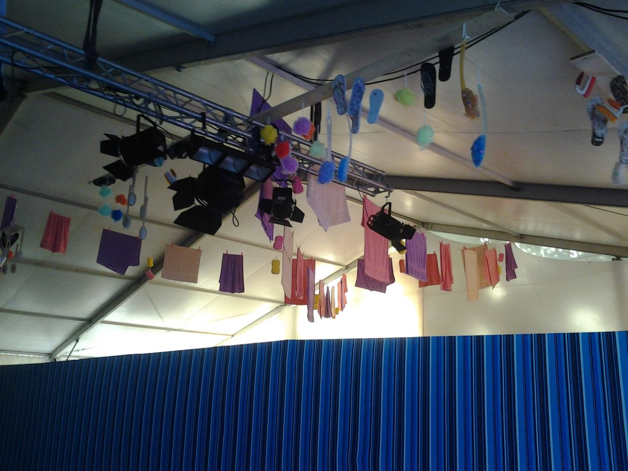 Illustration for article titled Hatalmas partizuhanyzó épült a Szigeten. Vajon lesz benne gruppenszex?