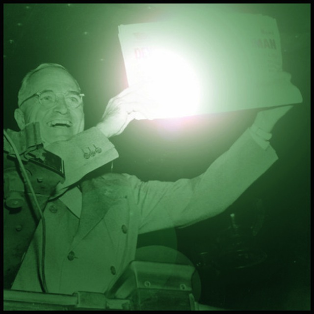 Illustration for article titled Ilyenek lennének a világ híres fényképei, ha mobillal készültek volna