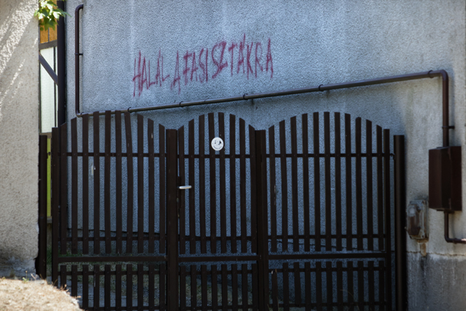 Életfogytiglant kaptak a cigánygyilkosok, felirat a sümegi fegyveres házán