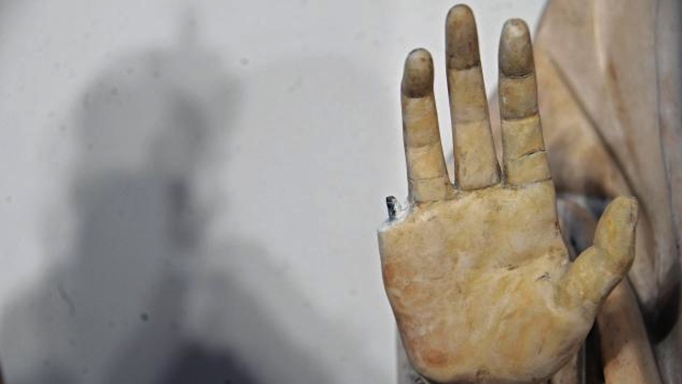 Letört ujj, levágott agyar, lepisált piszoár és szétlőtt festmény