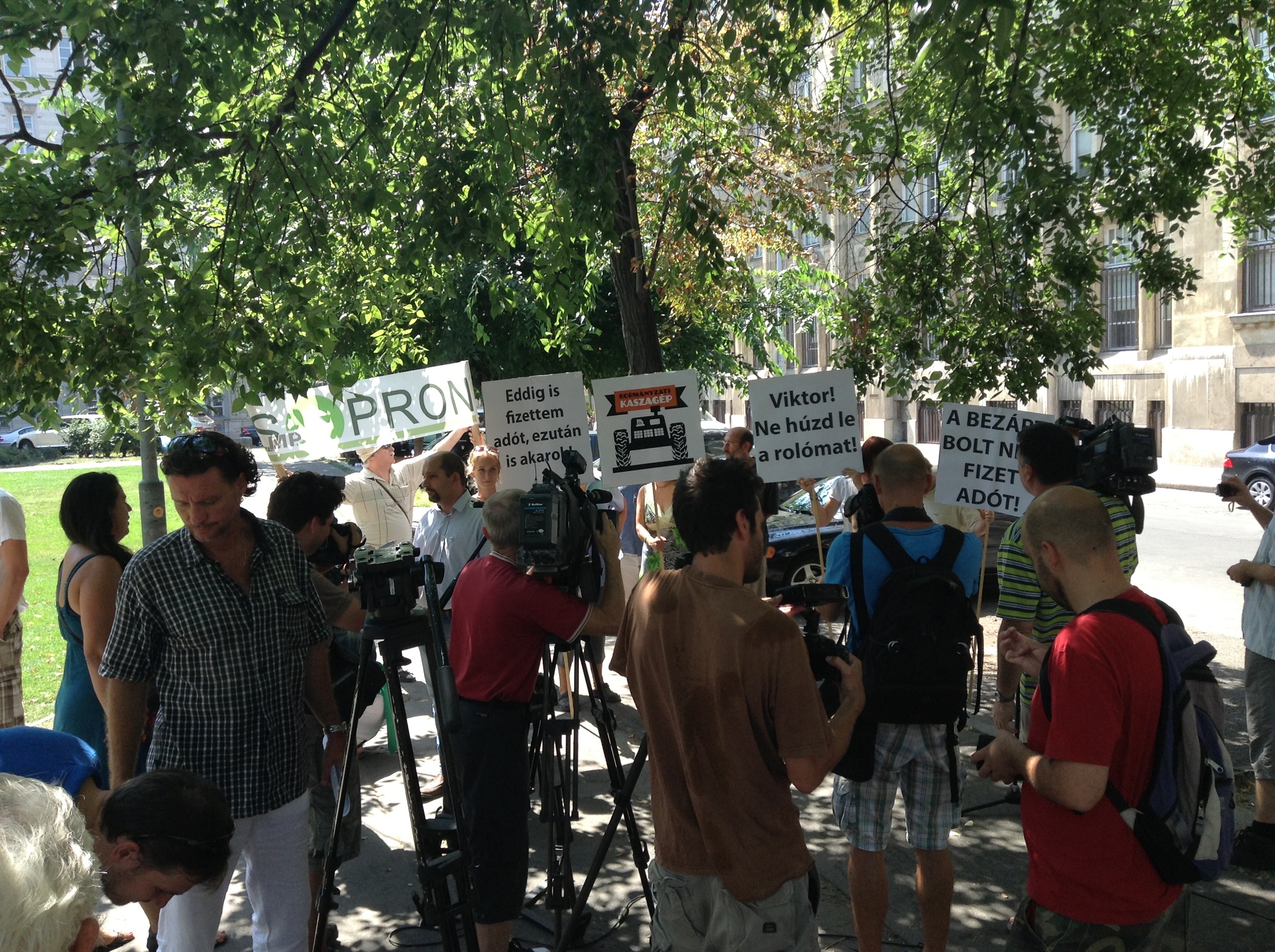 Illustration for article titled Az LMP nekimegy a pénztárgépeknek - tüntetés percről percre!