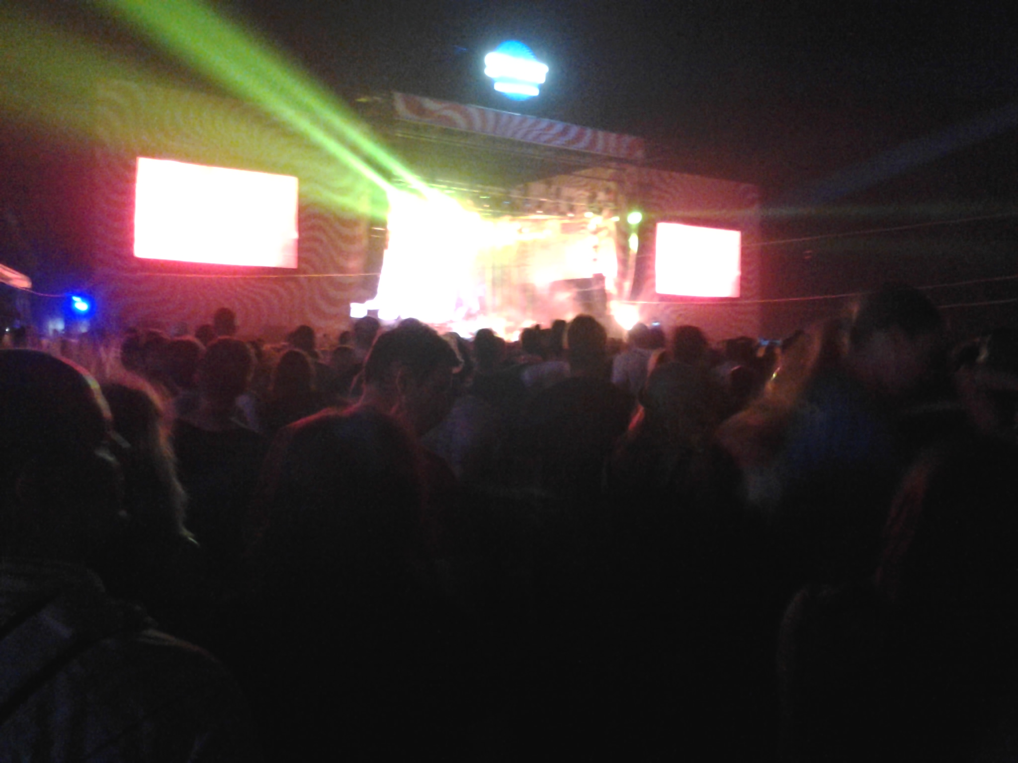 Illustration for article titled Quimby = Ákos! Plusz félmeztelen Pély Barna és a szokásos rémes fotók