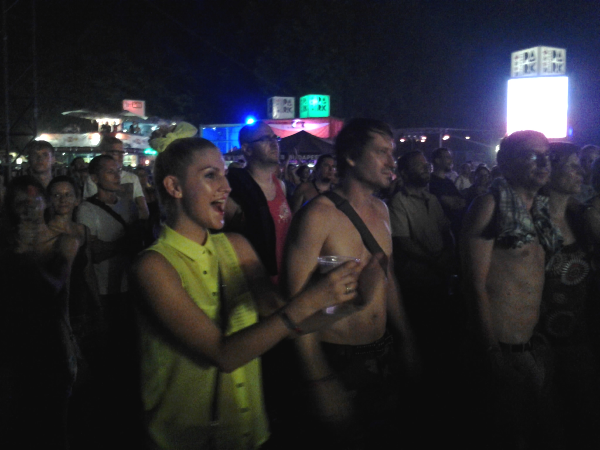 Illustration for article titled Quimby = Ákos! Plusz félmeztelen Pély Barna és a szokásos rémes fotók