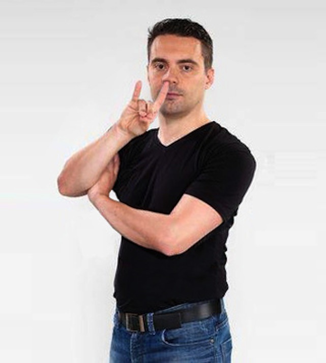 Vona Gábor képes lenne egyszerre két orrot túrni