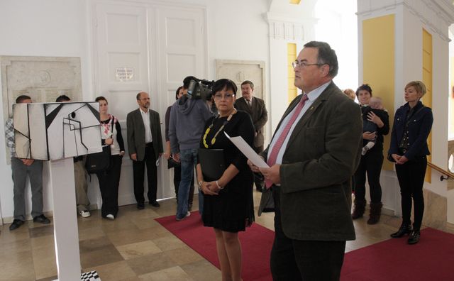 Illustration for article titled Letört ujj, levágott agyar, lepisált piszoár és szétlőtt festmény