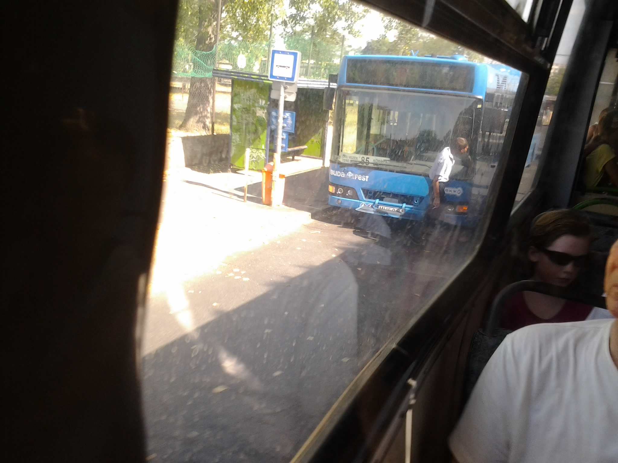 Máris lerobbant egy új Volvo-busz. Viszont a 85-ös sofőrje tök jó fej