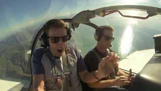 Így viselkedik egy sima repüléstől is rettegő pali egy műrepülő gépében