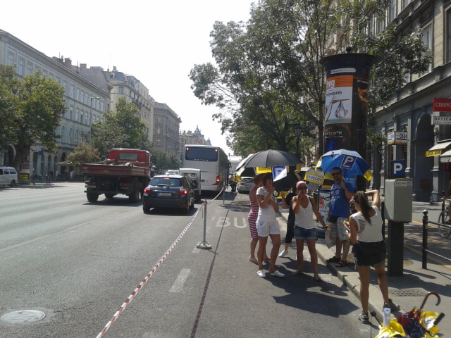 Illustration for article titled Összecsaptak a turistabuszokkal, a lakók győztek a Bazilikánál