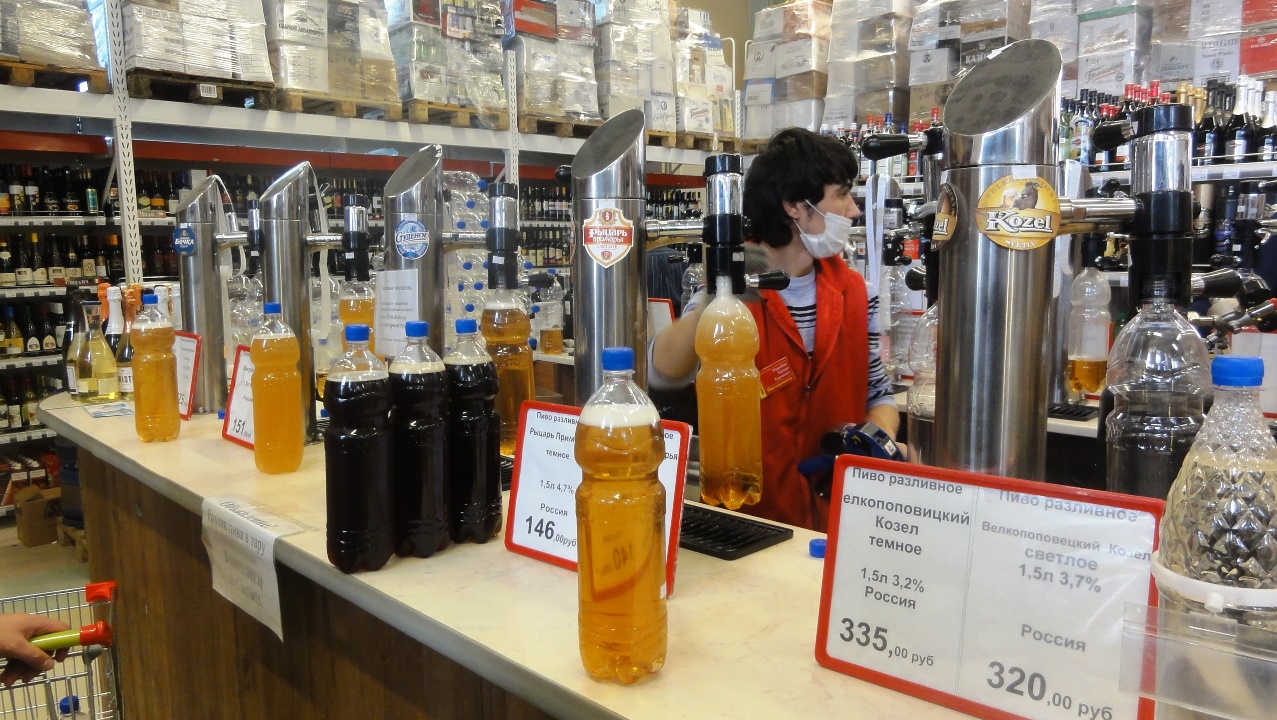 Palackba csapolják a sört a szupermarketben