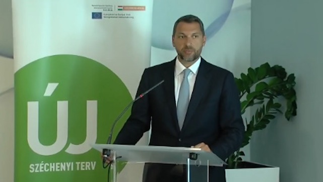 Orbánra vagy Fenyő Jánosra emlékeztet a borostás Lázár János?