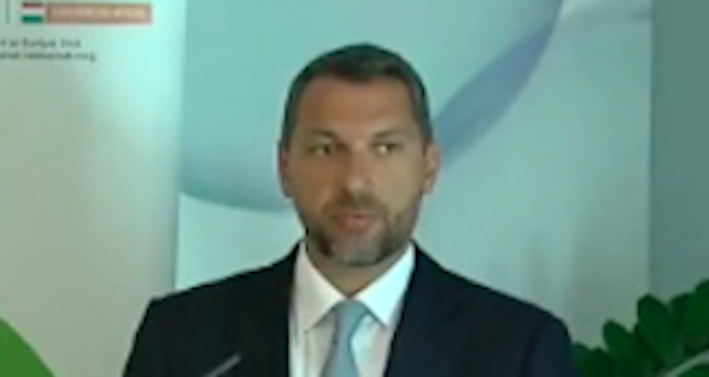 Illustration for article titled Orbánra vagy Fenyő Jánosra emlékeztet a borostás Lázár János?